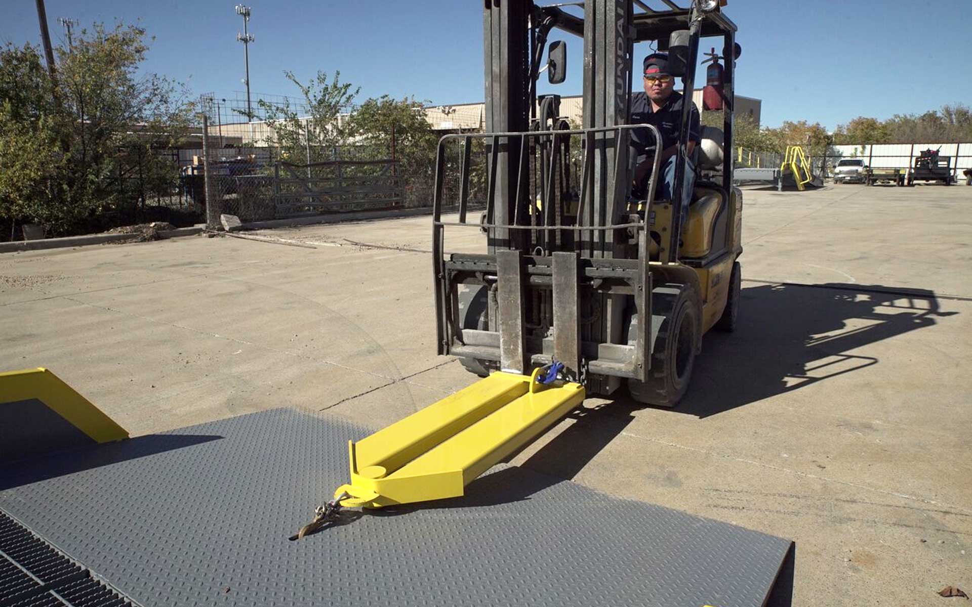 dockzilla-mobille-loading-dock-Patented-Automated-Kingpin-Attachment