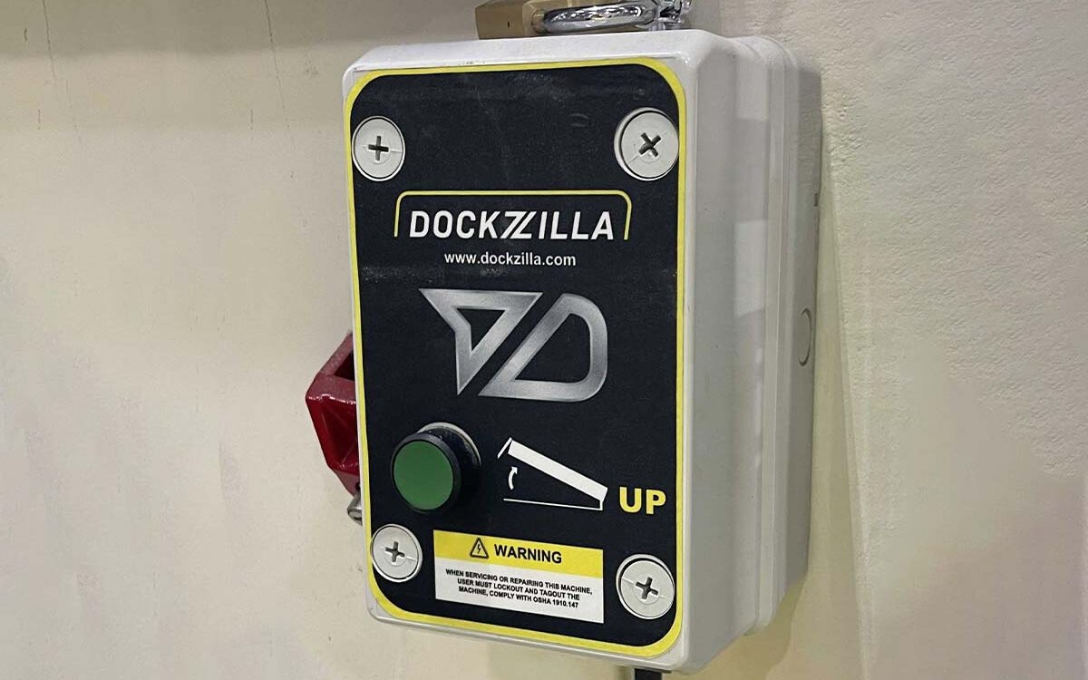 Control panel with push button for Dock House dock leveler