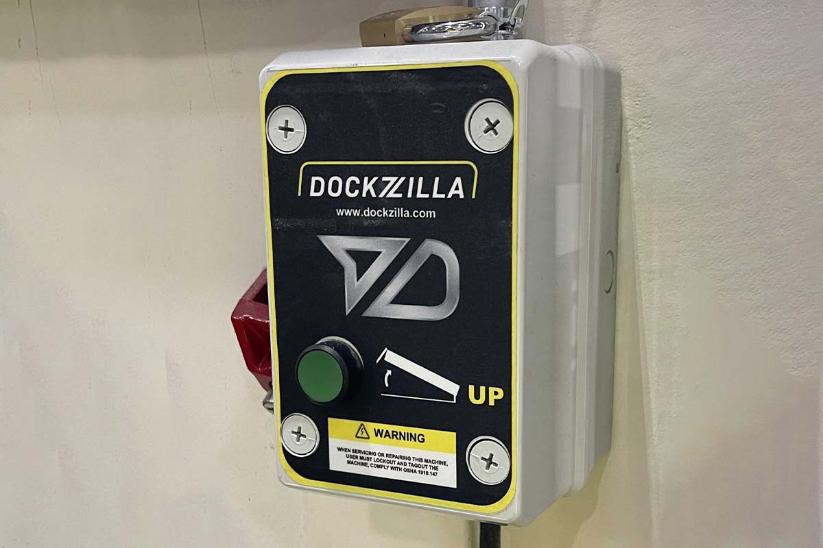 Control panel with push button for Dock House dock leveler